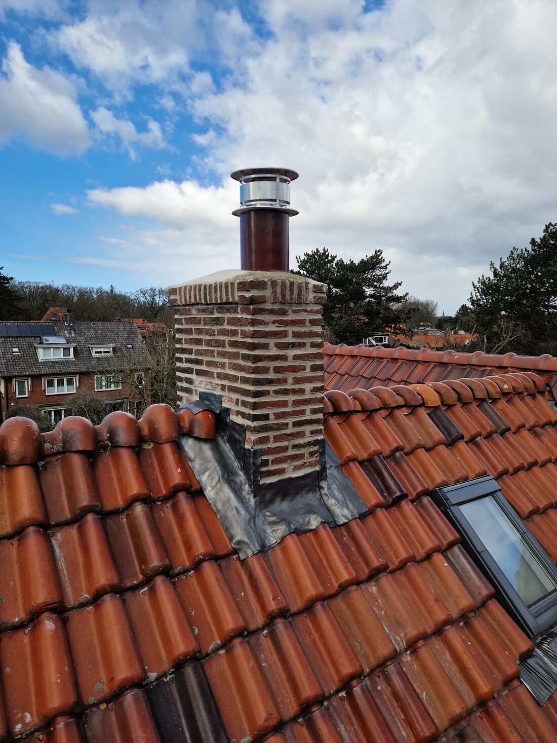 Volledig gerenoveerde gemetselde schoorsteen met een nieuwe kap.